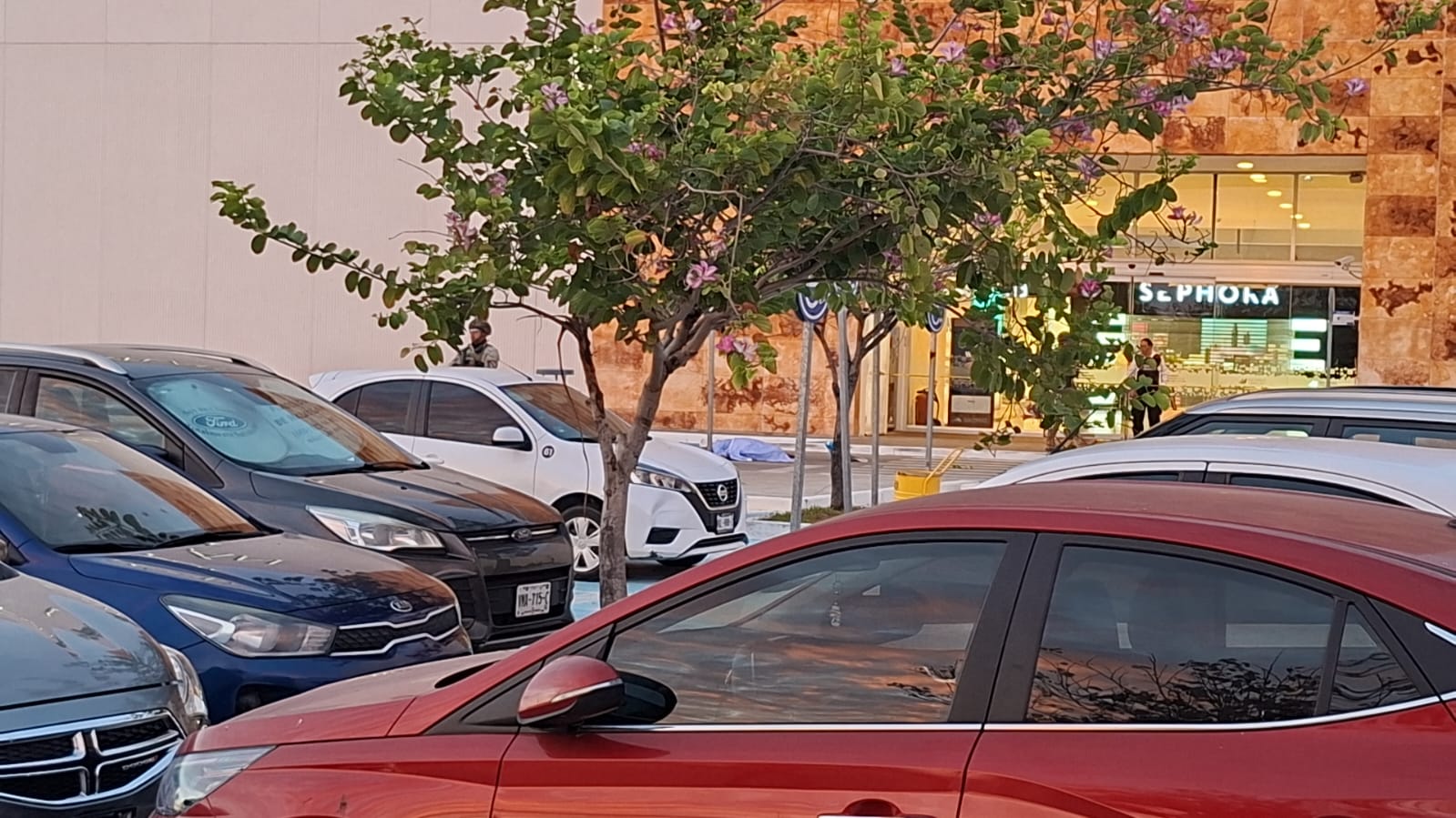 Persona asesinada a balazos en plaza comercial de Mazatlán