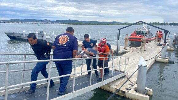 Pescador sufre fuerte dolor abdominal en altamar y Marina lo rescata frente al Cerro del Crestón de Mazatlán, Sinaloa