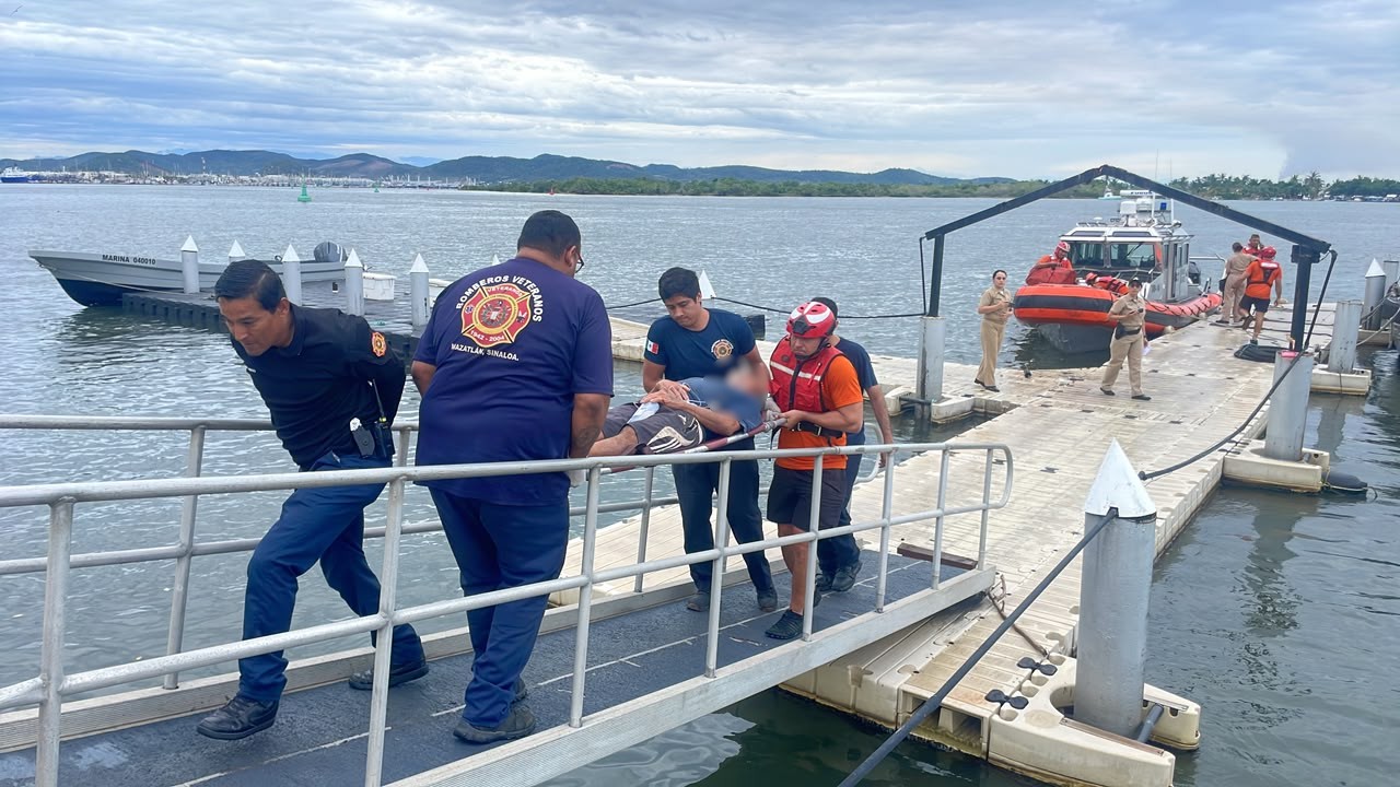 Pescador sufre fuerte dolor abdominal en altamar y Marina lo rescata frente al Cerro del Crestón de Mazatlán, Sinaloa