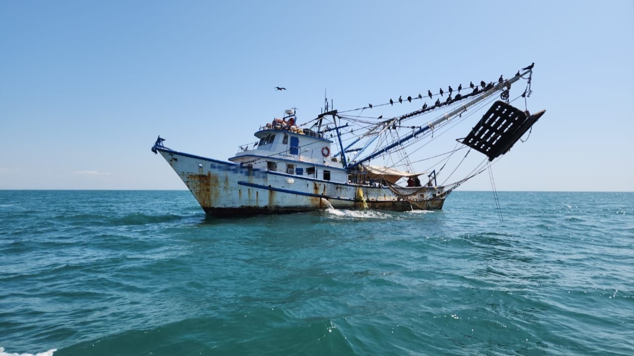 Pescador rescatado tras crisis nerviosa en el mar en Mazatlán