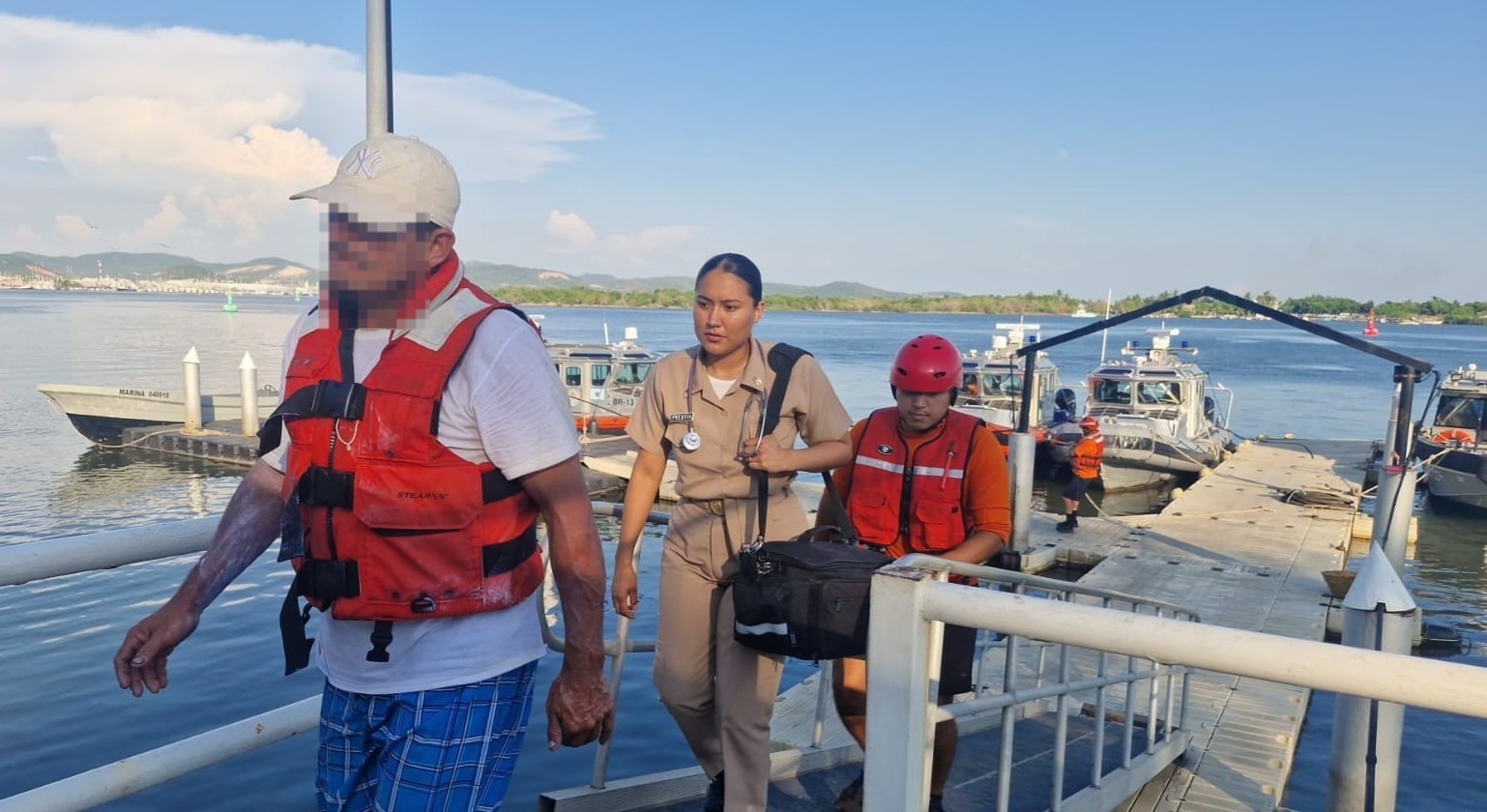 Pescador rescatado tras crisis nerviosa en el mar en Mazatlán