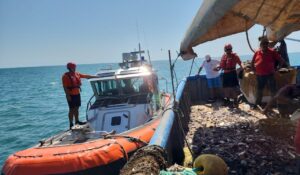 Marina evacúa de emergencia a pescador de 50 años en aguas cercanas a Mazatlán, Sinaloa