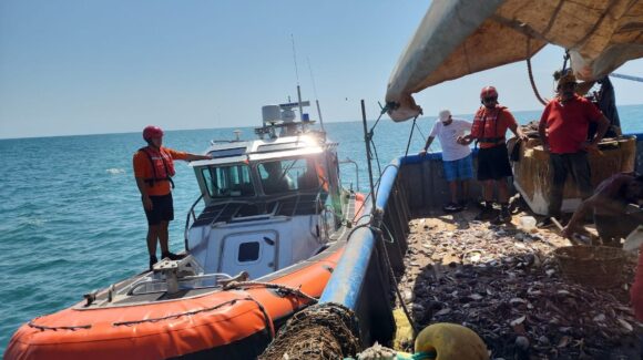 Marina evacúa de emergencia a pescador de 50 años en aguas cercanas a Mazatlán, Sinaloa