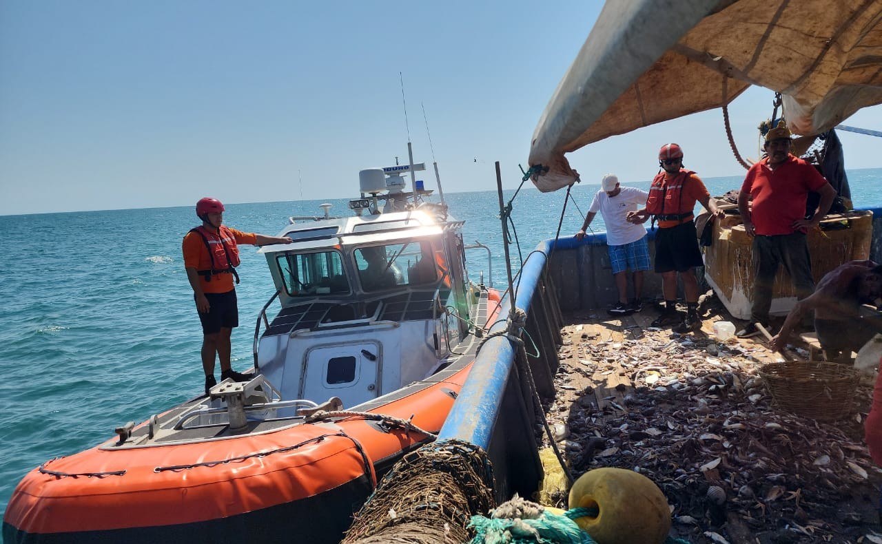 Pescador rescatado tras crisis nerviosa en el mar en Mazatlán
