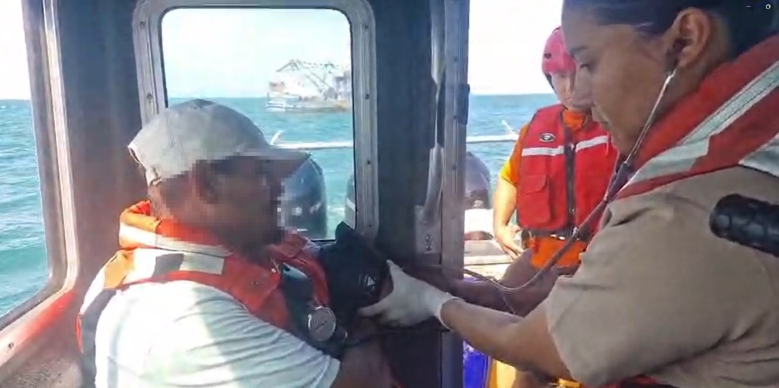 Pescador rescatado tras crisis nerviosa en el mar en Mazatlán