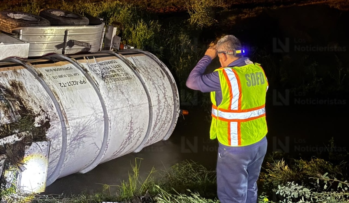 Pipa cargada con gasolina vuelca y cae a canal de riego en Ohuira, Ahome