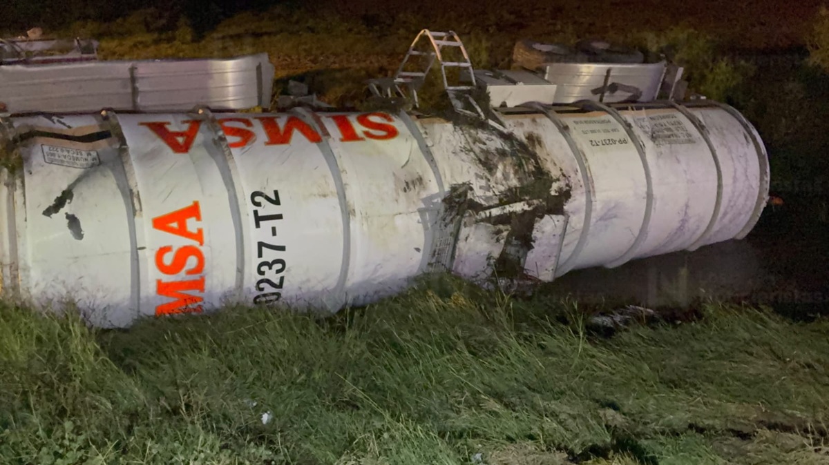 Pipa cargada con gasolina vuelca y cae a canal de riego en Ohuira, Ahome