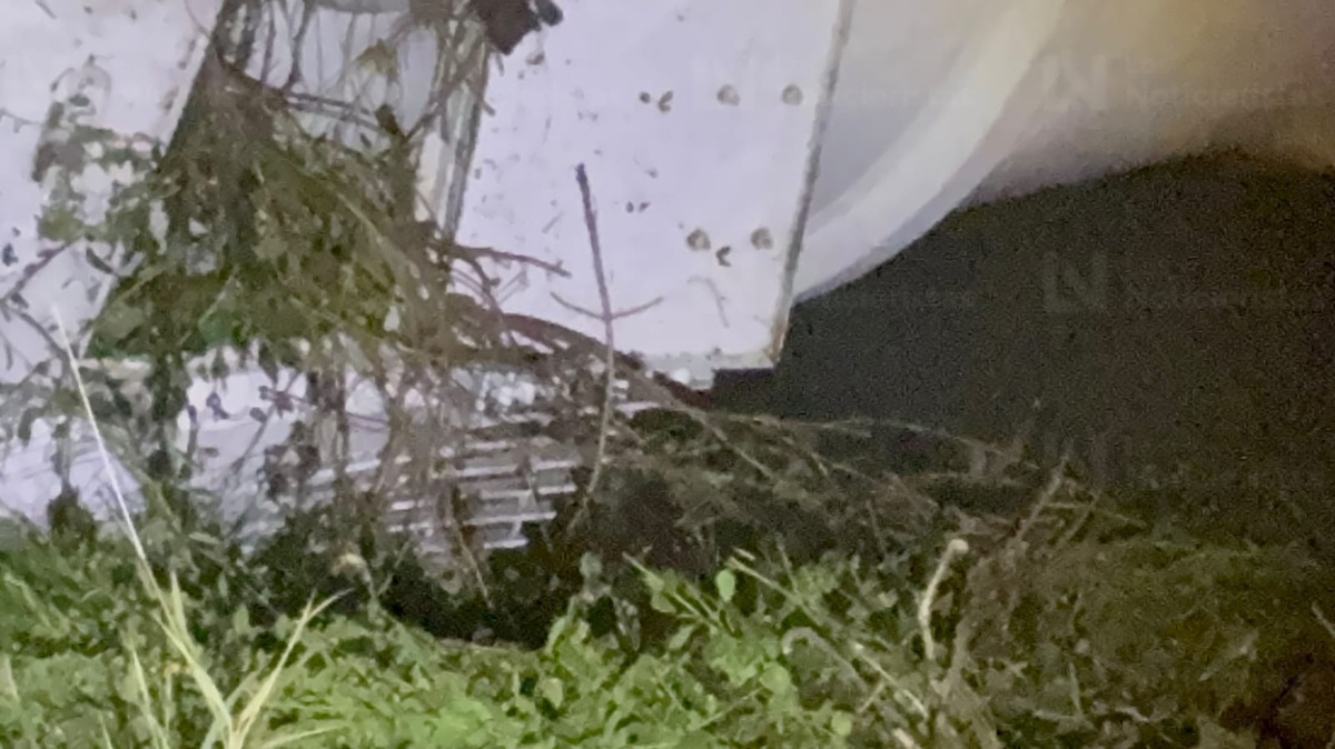 Pipa cargada con gasolina vuelca y cae a canal de riego en Ohuira, Ahome