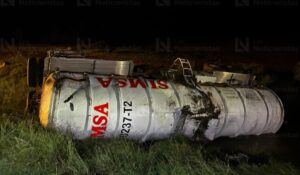 Pipa cargada con gasolina cae a canal de Ohuira, en Ahome, Sinaloa