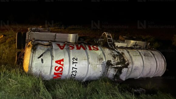 Pipa cargada con gasolina cae a canal de Ohuira, en Ahome, Sinaloa