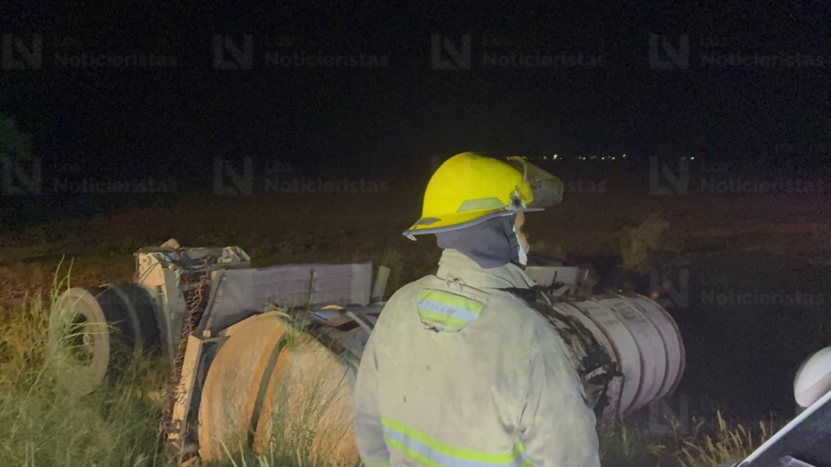 Pipa cargada con gasolina vuelca y cae a canal de riego en Ohuira, Ahome