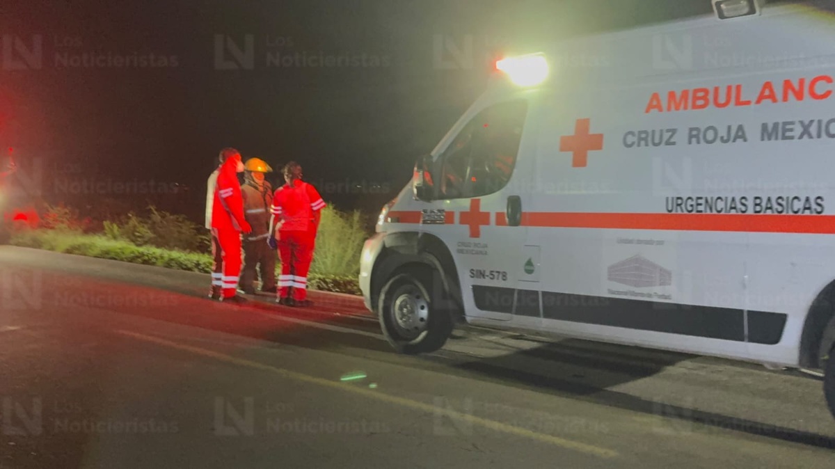 Pipa cargada con gasolina vuelca y cae a canal de riego en Ohuira, Ahome