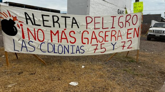 Mantienen vecinos plantón contra gasera en Los Mochis; exigen reubicación por temor a nuevas fugas