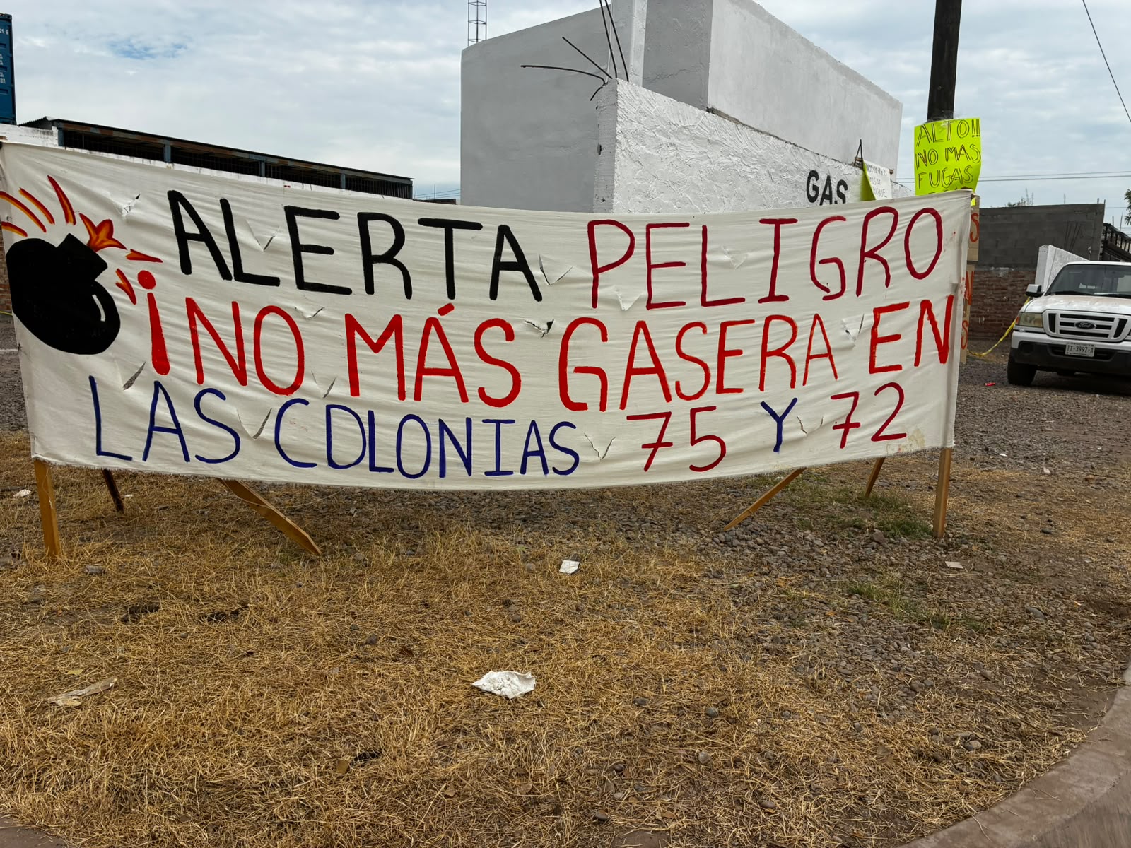 Mantienen vecinos plantón contra gasera en Los Mochis