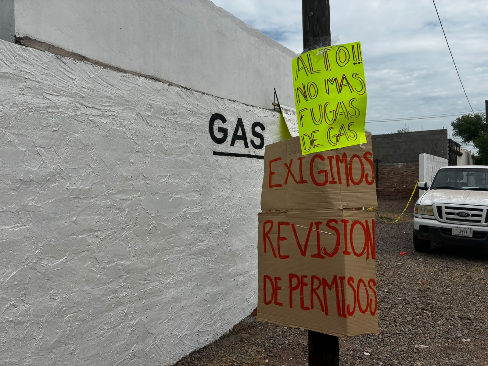 Mantienen vecinos plantón contra gasera en Los Mochis