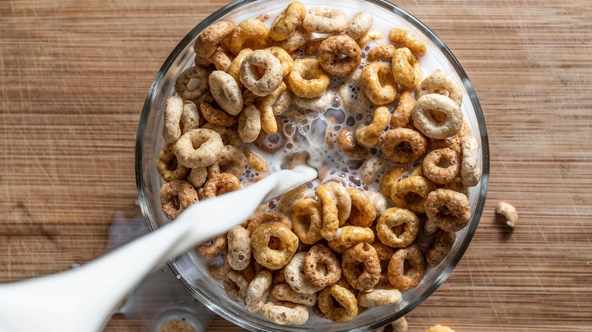 Plato de cereal con leche