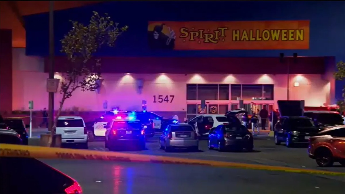 Policías en la tienda Spirit Halloween tras tiroteo