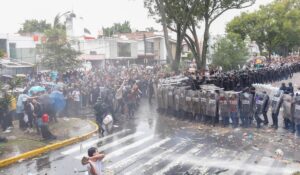 Por posible uso excesivo de la fuerza durante protesta por el agua en Guadalajara, podrían cesar a policías investigados