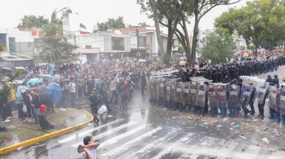 Por posible uso excesivo de la fuerza durante protesta por el agua en Guadalajara, podrían cesar a policías investigados