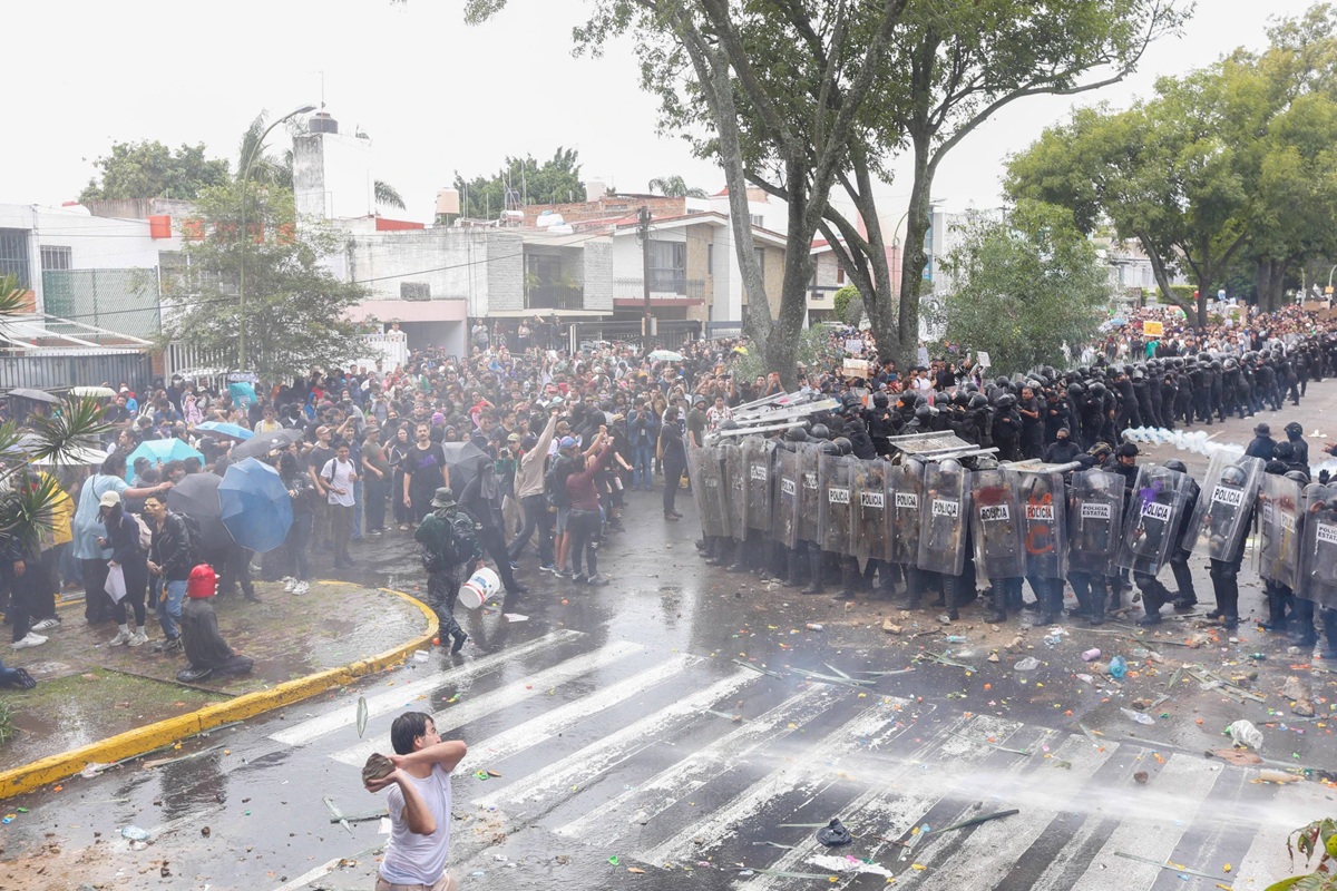 Policías y maniestantes en Guadalajara
