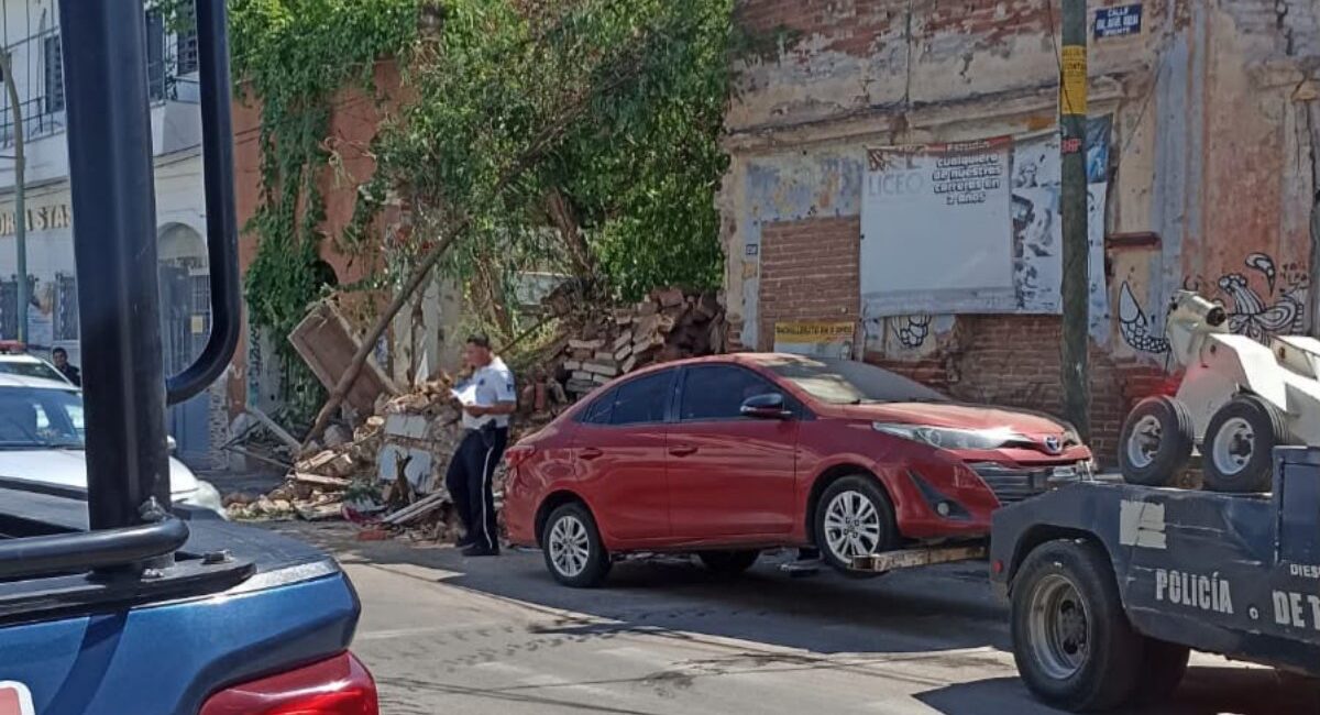 Por segunda ocasión se derrumba parte de una “Casona” del primer cuadro de Culiacán; daña vehículo