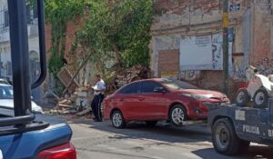 Por segunda ocasión se derrumba parte de una “Casona” del primer cuadro de Culiacán; daña vehículo