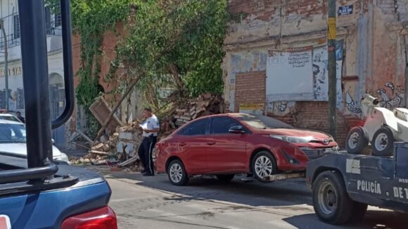 Por segunda ocasión se derrumba parte de una “Casona” del primer cuadro de Culiacán; daña vehículo