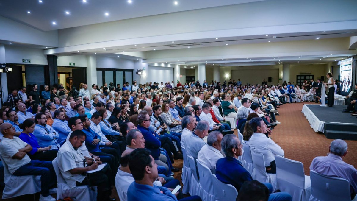 presentacion del libro los locos de la democracia asisten