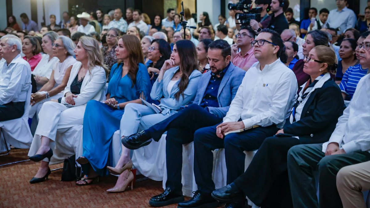 presentacion del libro los locos de la democracia aspirantes