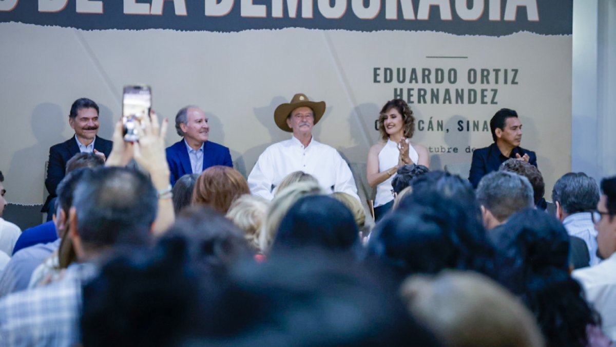 presentacion del libro los locos de la democracia expresidente