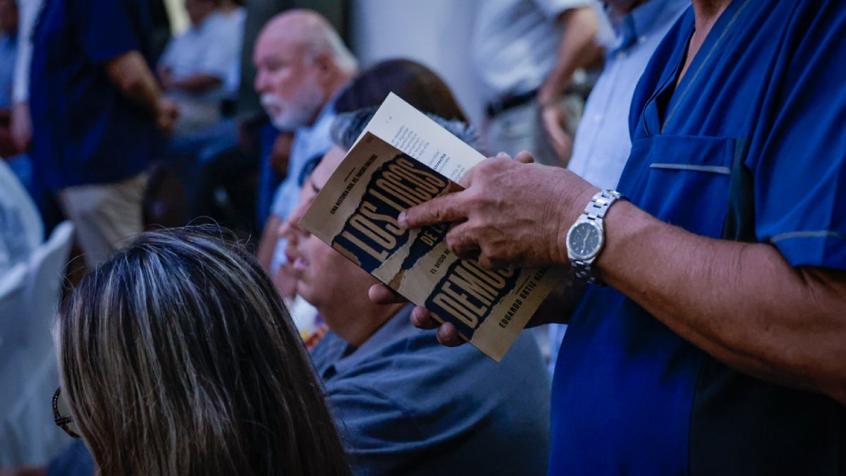 presentacion del libro los locos de la democracia lectura