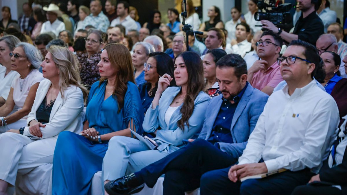 presentacion del libro los locos de la democracia politicos