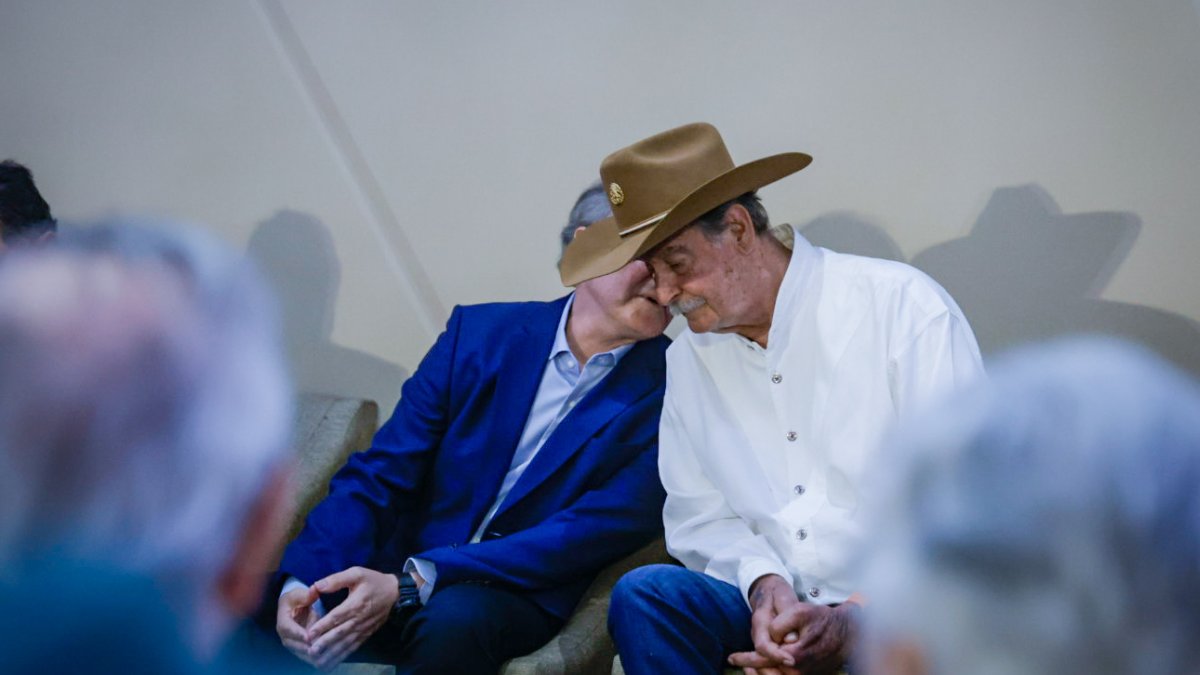 presentacion del libro los locos de la democracia secretaro