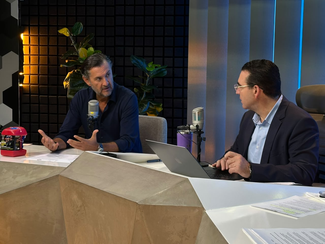 Entrevista durante la primera emisión de Los Noticieristas, el presidente del patronato, José de Jesús González Sánchez