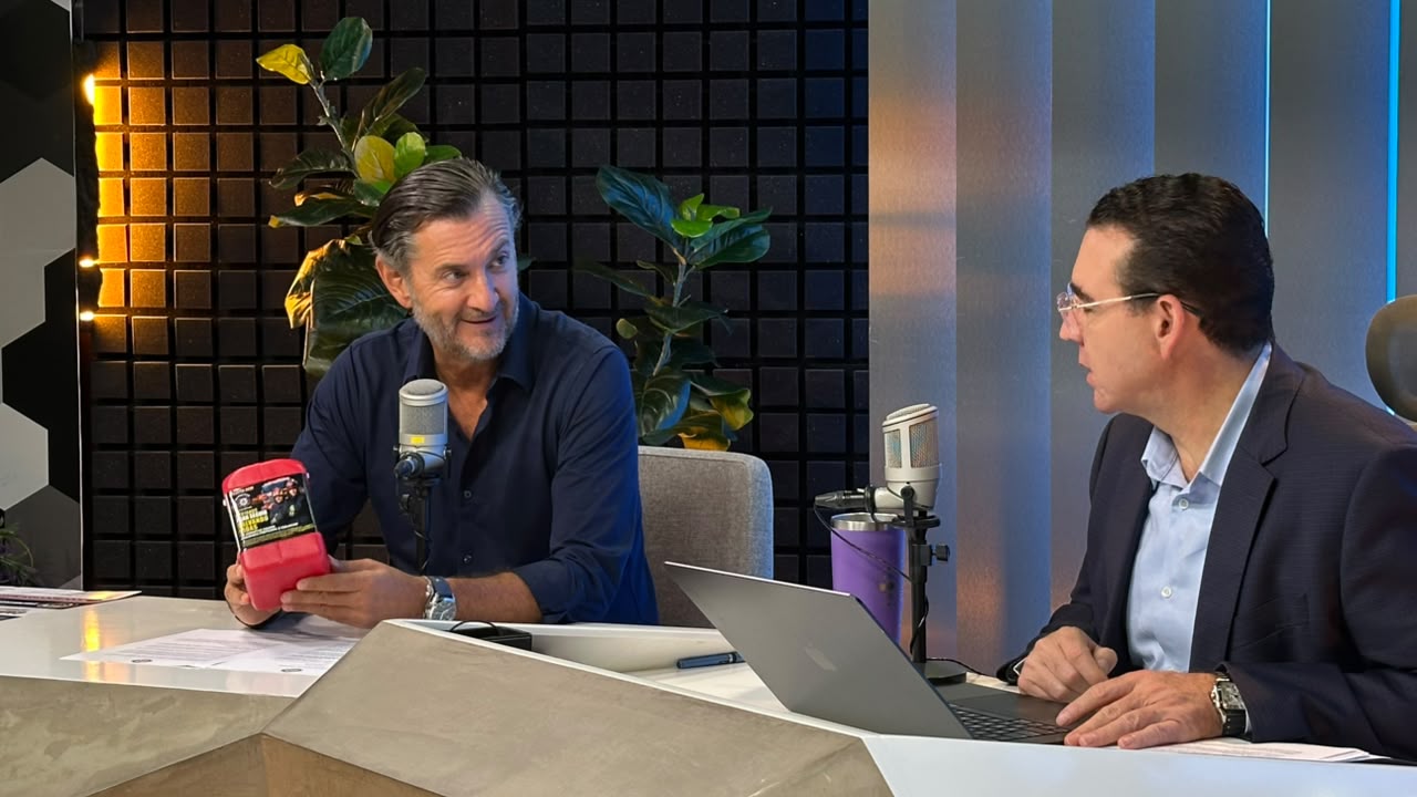 Entrevista durante la primera emisión de Los Noticieristas, el presidente del patronato, José de Jesús González Sánchez