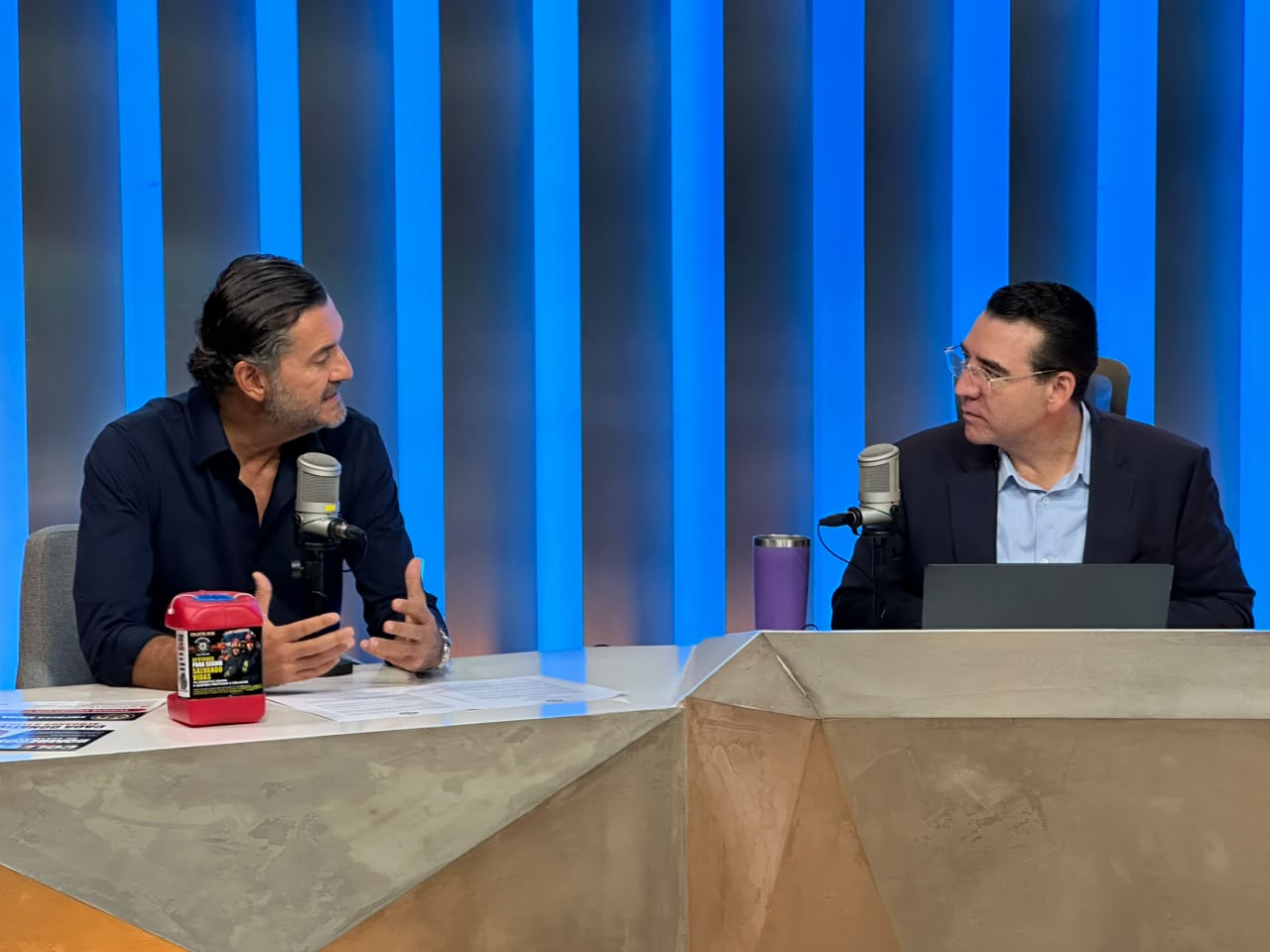 Entrevista durante la primera emisión de Los Noticieristas, el presidente del patronato, José de Jesús González Sánchez