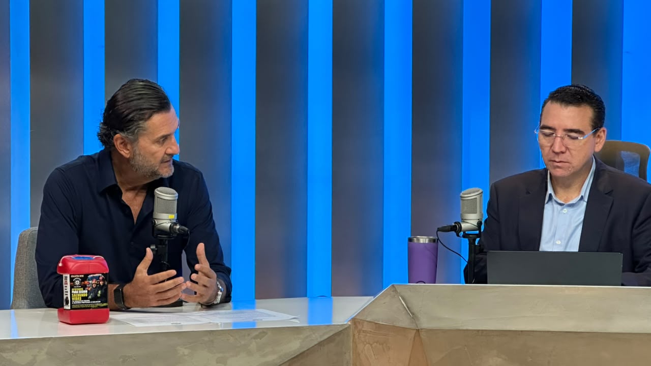 Entrevista durante la primera emisión de Los Noticieristas, el presidente del patronato, José de Jesús González Sánchez
