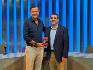 Entrevista durante la primera emisión de Los Noticieristas, el presidente del patronato, José de Jesús González Sánchez