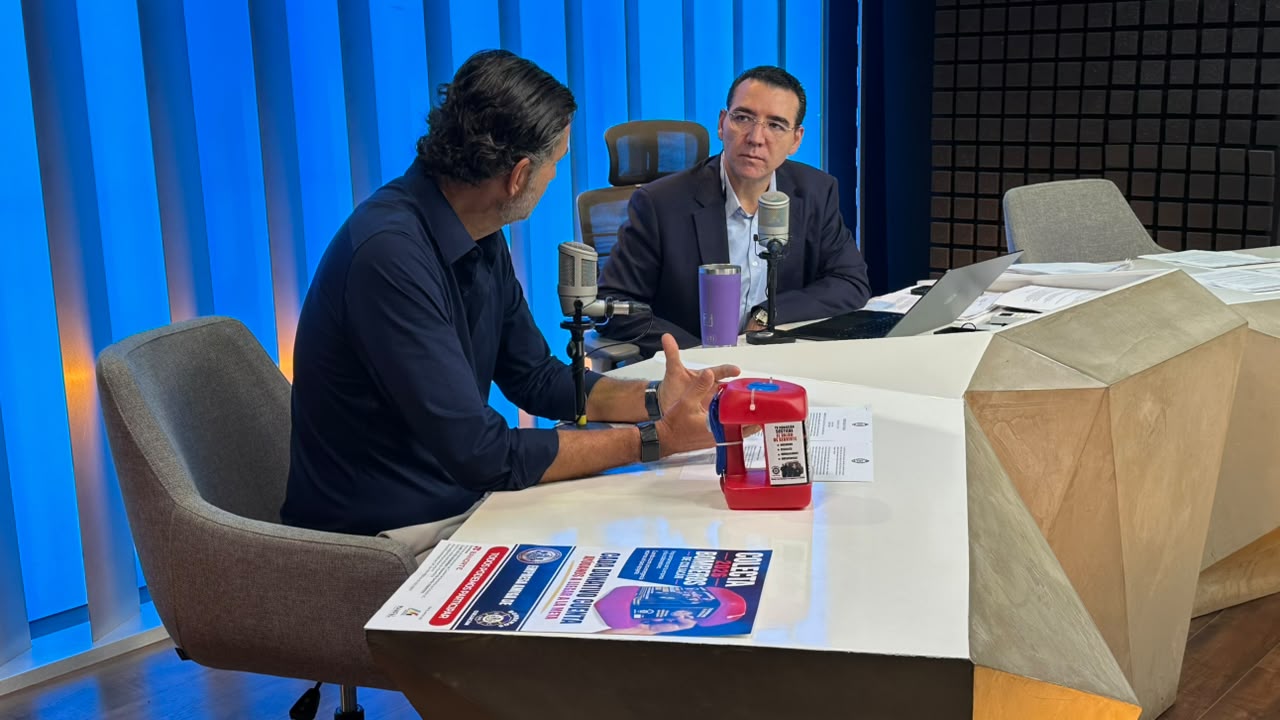 Entrevista durante la primera emisión de Los Noticieristas, el presidente del patronato, José de Jesús González Sánchez