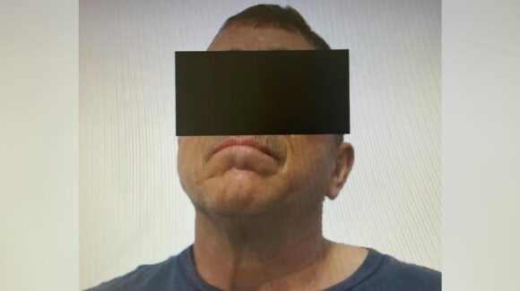 Presunto ladrón de pilas de autos es detenido en el fraccionamiento Las Mañanitas, en Los Mochis, Sinaloa