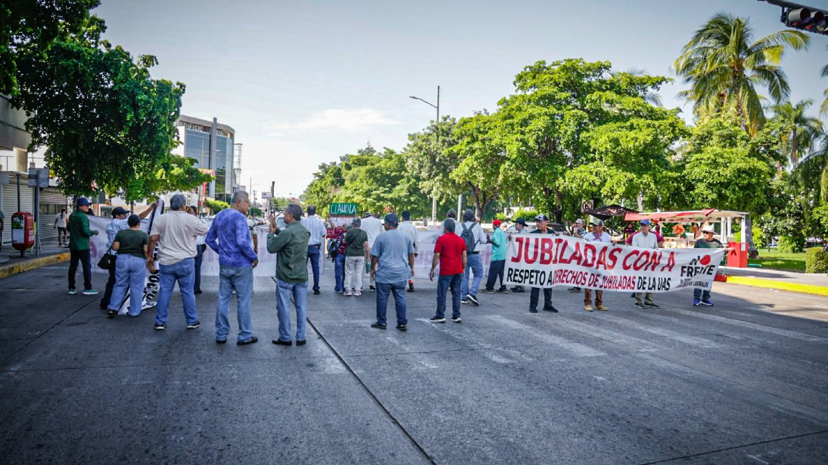 protesta jubilados y pensionados de la uas calle