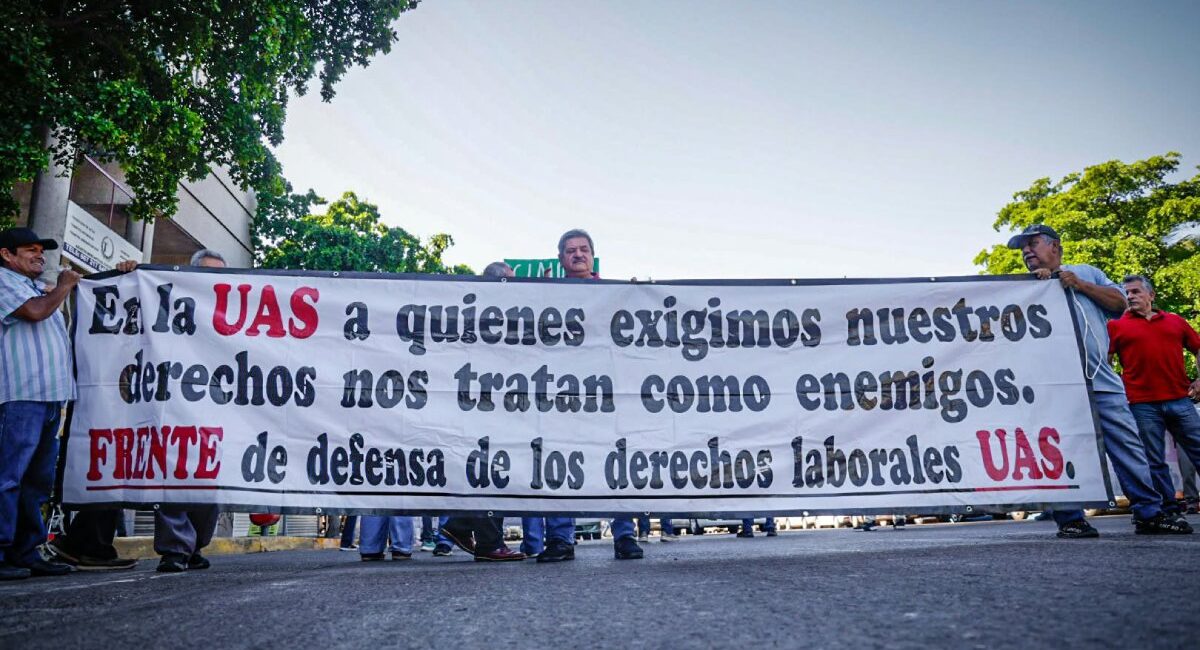 “Nos están quitando hasta el 20% del ingreso”: Jubilados de la UAS se manifiestan y exigen frenar los descuentos en Sinaloa