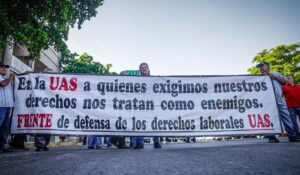 “Nos están quitando hasta el 20% del ingreso”: Jubilados de la UAS se manifiestan y exigen frenar los descuentos en Sinaloa
