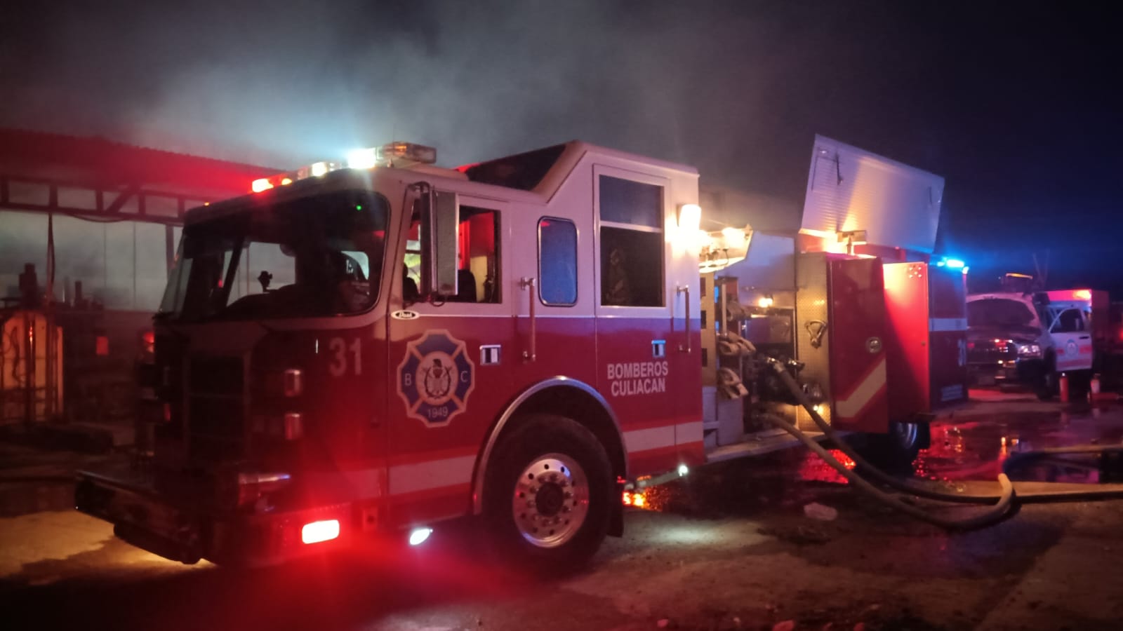 Provocan incendio en bodega de campo El Diez, Culiacán