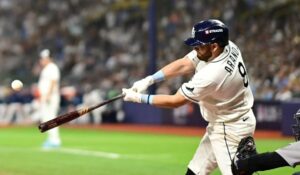 Jonathan Aranda guía al triunfo a los Rays en la Serie Divisional de MLB