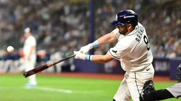 Jonathan Aranda guía al triunfo a los Rays en la Serie Divisional de MLB