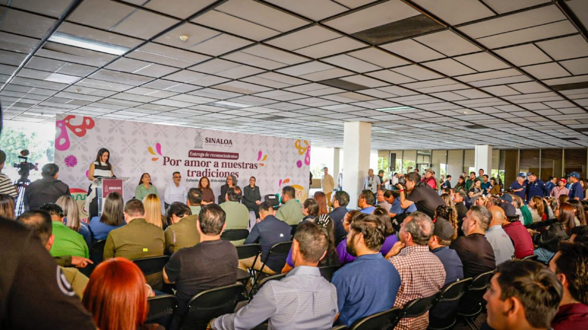reconoce graciela dominguez a participantes en la elaboracion de ofrenda de dia de muertos evento