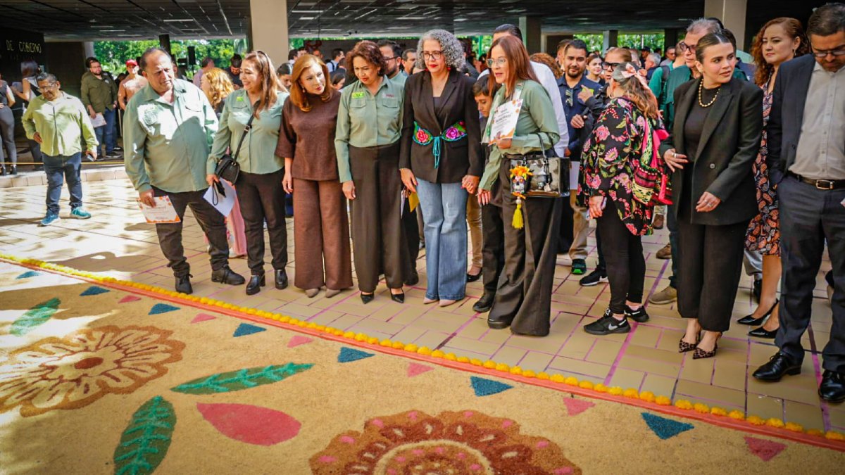 reconoce graciela dominguez a participantes en la elaboracion de ofrenda de dia de muertos funcionarios
