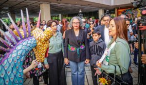 Reconoce Graciela Domínguez a participantes en la elaboración de ofrenda de Día de Muertos en Palacio de Gobierno