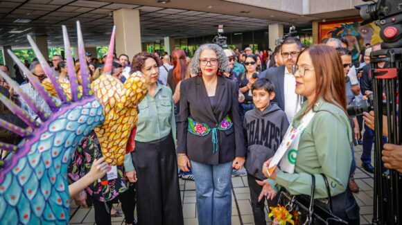 Reconoce Graciela Domínguez a participantes en la elaboración de ofrenda de Día de Muertos en Palacio de Gobierno